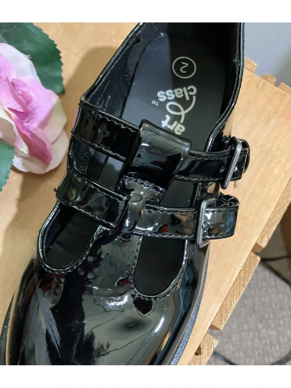 Art class girls size 2 patent leather look shoes